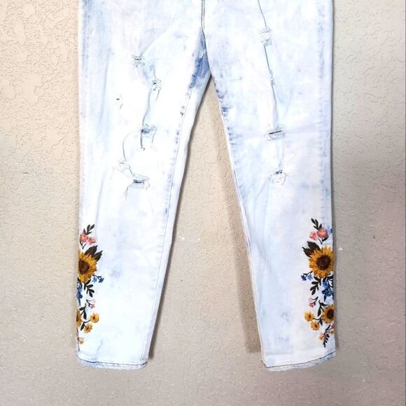 DRIFTWOOD Gizelle High Waisted Acid Light Wash Flower Embroidery Jeans - Picture 3 of 10
